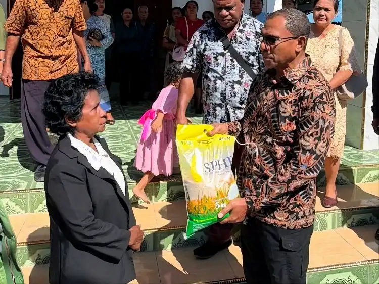 Wagub NTT Berbagi Kasih Bersama Jemaat GBI Filadelfia Mali