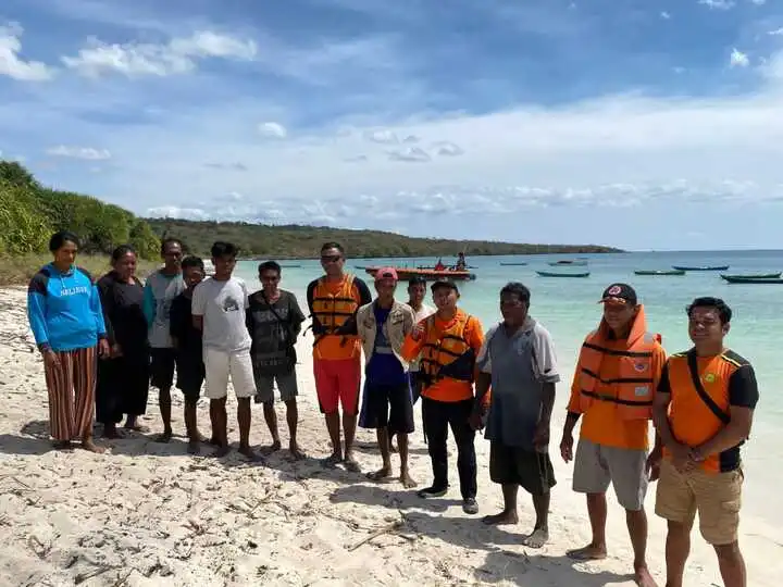 2 pob diselamatkan diantara Akle Pulau Semau dan Pulau Kambing, Kabupaten Rote Ndao, Nusa Tenggara Timur.