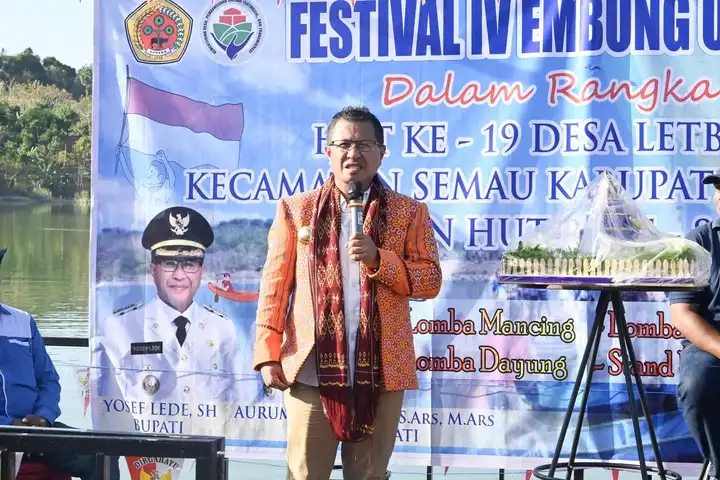 Bupati Kupang, Yosef Lede saat membuka Festival IV Embung Uikiban sekaligus Meresmikan Fasilitas Wisata Embung Uikiban di Desa Letbaun, Kecamatan Semau, Jumat (8/8/2025). (Foto : Dok.Prokopim Kab.Kpg)