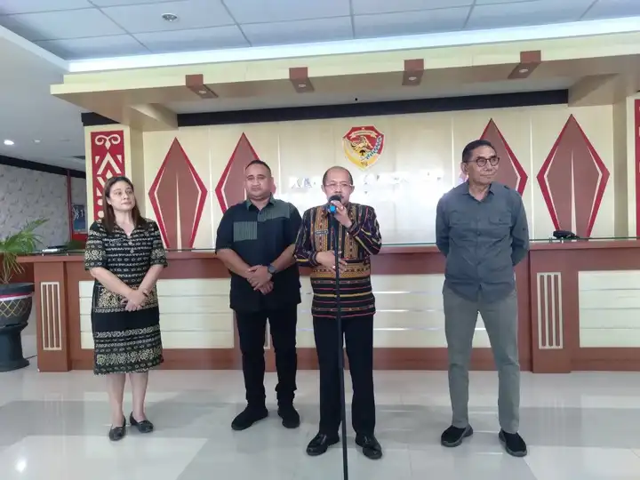 Sekda NTT, Kosmas D. Lana saat memberi keterangan pers di Lantai II Kantor Gubernur NTT, Kamis (27/2/2025).