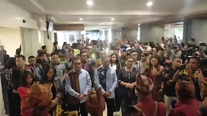 Melki-Jhoni saat tiba di Kupang