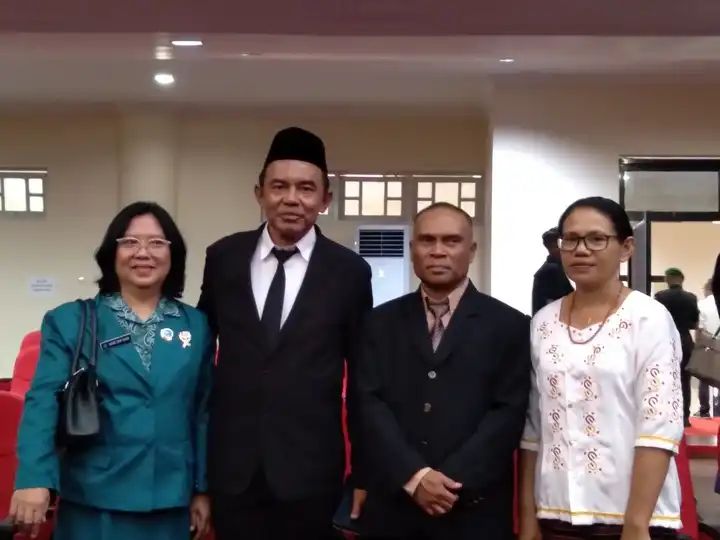 Bupati dan Wabub Flotim, Antonius Doni Dihen dan Ignasius Boli Uran berpose bersama istri usai melaksanakan proses serah terima jabatan di Aula El Tari Kantor Gubernur, Sabtu (1/3/2025).