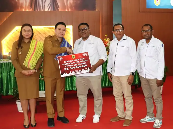 300 juta untuk GMIT Center dari pemkot kupang.