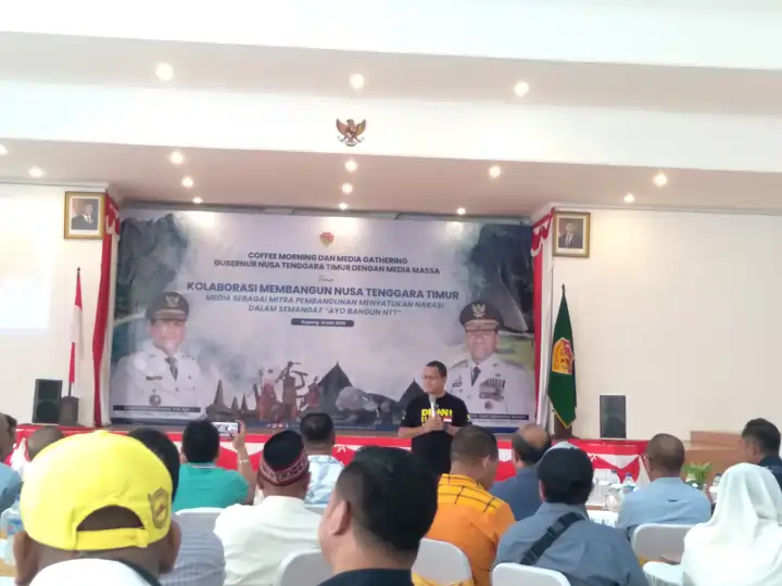 Gubernur NTT, Emanuel Melkiades Laka Lena saat menggelar coffee morning bersama media di Aula Rumah Jabatan Gubernur NTT, Sabtu (10/5/2025)