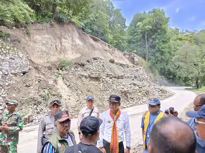 Tinjau lokasi longsor di Batu Putih.