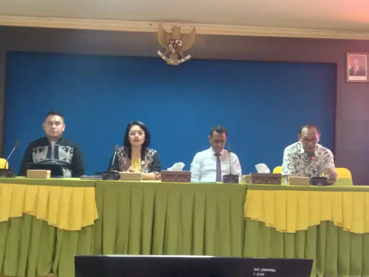 Rektor undana, maxs sanam memberikan keterangan terkait jalur mandiri undana.
