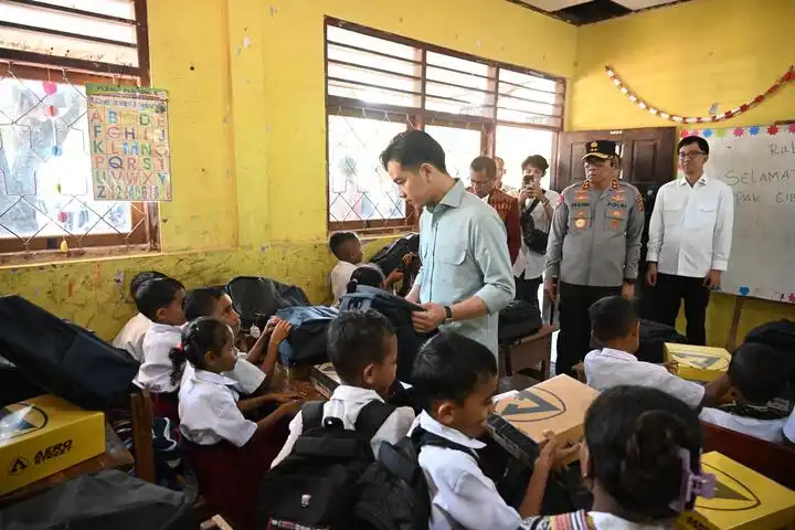 Wakil Presiden RI, Gibran Rakabuming Raka sàat mengunjungi SDI Kaniti di Desa Penfui Timur, Kecamatan Kupang Tengah, Kabupaten Kupang, Provinsi Nusa Tenggara Timur, Rabu (7/5/2025).