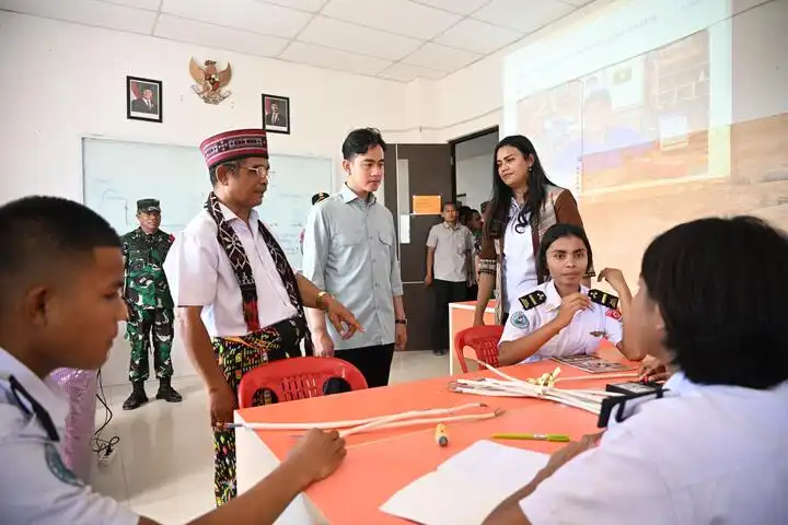 Wakil Presiden RI, Gibran Rakabuming Raka mengunjungi SMKS Maritim Nusantara Kupang, Rabu (7/5/2025)