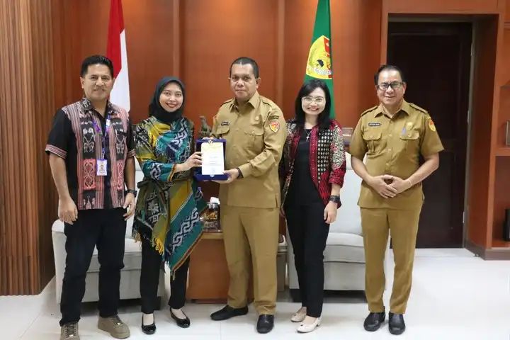Gubernur NTT, Emanuel Melkiades Laka Lena saat menerima audiensi dengan Head of Climate and Water Stewardship Danone Indonesia, Ratih Anggraeni bersama Manager Public Affairs and Sustainability General Secretary Danone Indonesia, Lucia Nawaningtyas di ruang kerjanya, Selasa (10/6/2025) (Foto : Dok.Biro Adpim NTT)