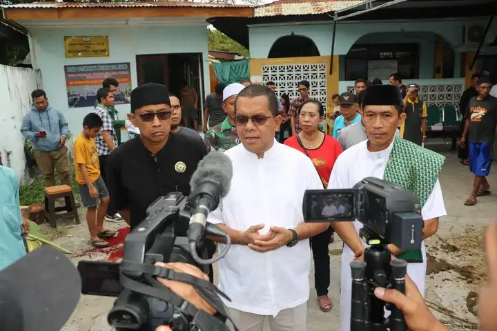 Gubernur NTT, Emanuel Melkiades Laka Lena memberi keterangan pers setelah menyerahkan hewan kurban bantuan Presiden Prabowo Subianto di Masjid Baiturahman Bakunase Kota Kupang, Jumat (6/6/2025)