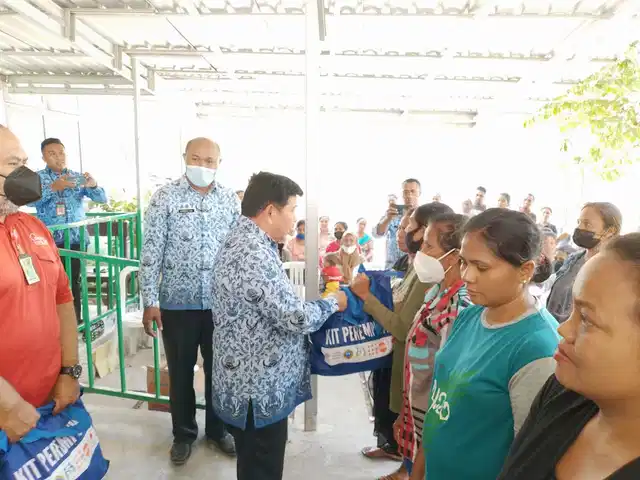 Wakil Bupati Kupang, Jerry Manafe menyerahkan bantuan femalek kits kepada para wanita usia subur di halaman Puskesmas Naibonat, Senin (19/9/2022)