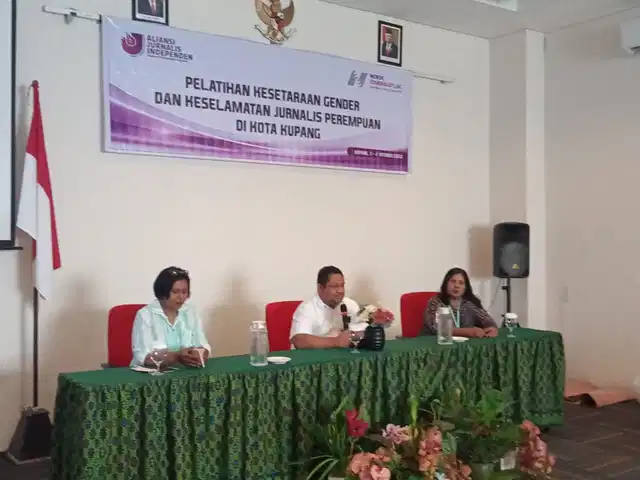 Ketua AJI Kota Kupang, Marthen Bana saat membuka kegiatan pelatihan gender dan kekerasan terhadap perempuan di Hotel Neo Aston Kupang, Sabtu (1/10/2022).