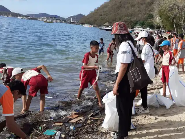 Sejumlah pelajar, karyawan hotel, pegiat lingkungan dan masyarakat memungut sampah di Pantai Pede, Sabtu (1/10/2022).