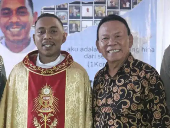 Bupati Kupang, Korinus Masneno berfoto bersama RD. Alandjino Da Costa Soares Dosantos pada misa perdana, Rabu (12/10/2022)