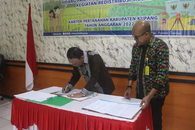 Bupati Kupang, Korinus Masneno menandatangan berita acara PPL di Kantor Bupati Kupang di Kota Oelamasi, Kamis (8/12/2022).