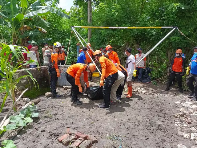 Tim SAR Gabungan saat mengevakuasi jasad korban dari dalam sumur di Kelurahan Maubesi Kecamatan Kota Kefamenanu, Kabupaten TTU, Jumat (6/1/2023)