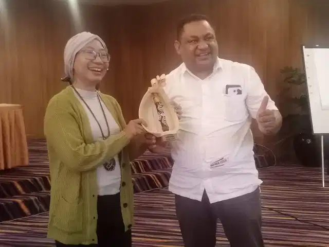 PENYERAHAN CENDRAMATA--Ketua AJI Kota Kupang, Marthen Bana menyerahkan cendramata kepada Sekjen AJI Indonesia, Ika Ningtyas di Hotel Sotys Kota Kupang, Kamis (12/1/2023)