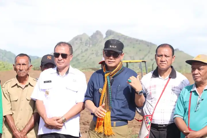 Penjabat Gubernur NTT, Andriko Noto Susanto saat meninjau lahan cetak sawah baru di Desa Waekokak dan penanaman padi secara simbolis di Desa Marapokot, Kecamatan Aesesa, Kabupaten Nagekeo, Jumat (17/1/2025)