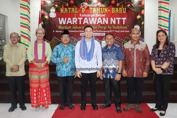 Penjabat Wali Kota Kupang, Linus Lusi, Wali Kota Terpilih, dr.Kristian Widodo, Ketua DPRD NTT, Emi Nomleni dan Sekda NTT, Kosmas D.Lana berfoto bersama saat menghadiri Syukuran Nataru Bersama Keluarga Besar Wartawan NTT di Aula Rumah Jabatan Wali Kota Kupang, Jumat (31/1/2025) malam.