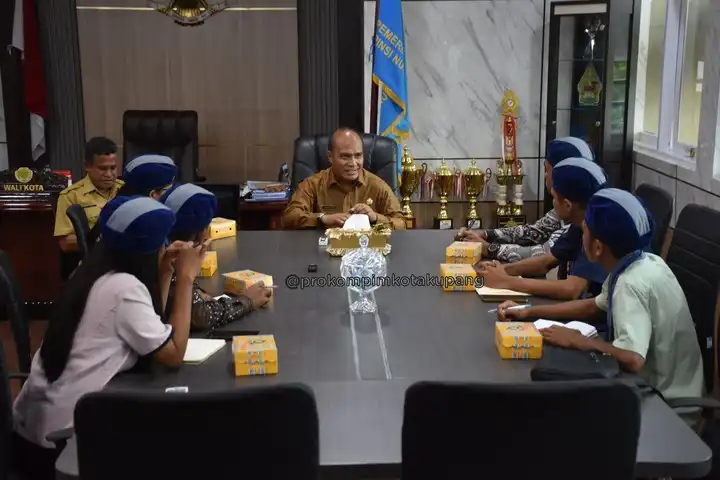 Penjabat Wali Kota Kupang, Linus Lusi beraudiensi dengan GMKI Cabang Kupang, Senin (10/2/2025) (Foto: Dok. Prokopim Pemkot Kpg)