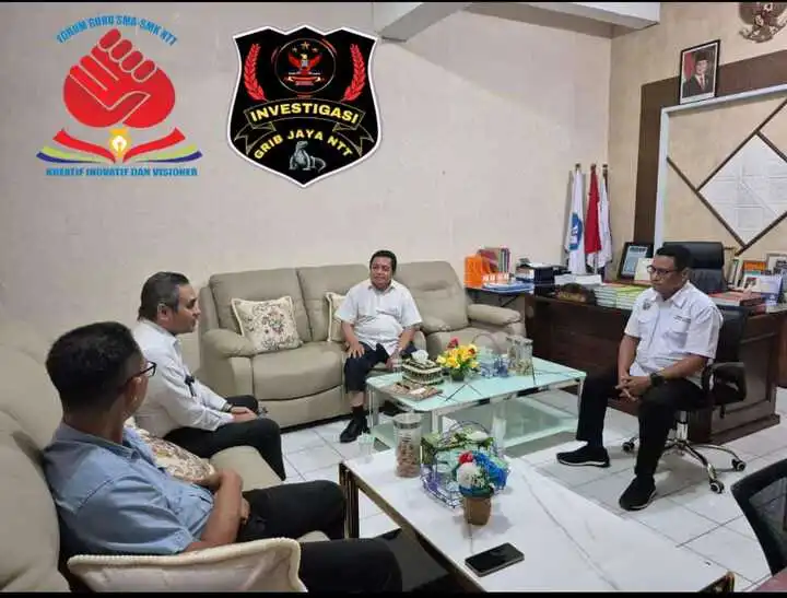 Ketua Umum Forum Guru Provinsi NTT, Jusuf Koe Hoea bersama sekretarisnya saat menemui Plt Kepala SMK Negeri 2 Kupang, Muhamad Tey.