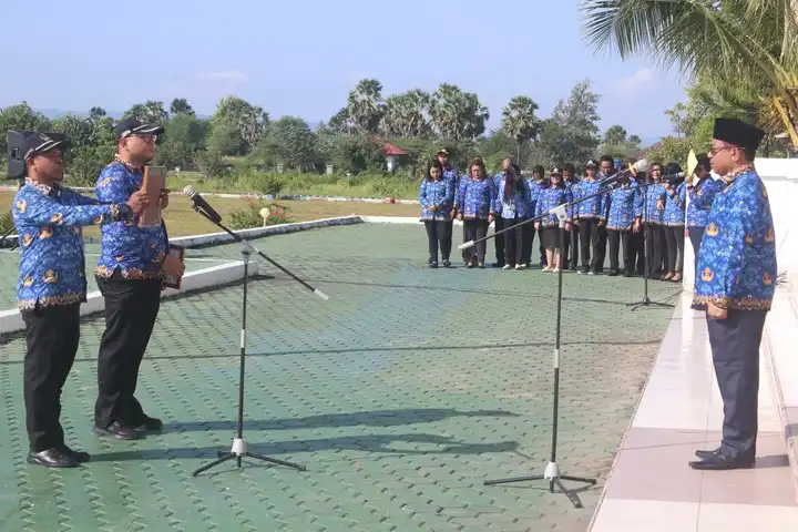 Penjabat Bupati Kupang, Alexon Lumba saat memimpin upacara terakhir di Pemkab Kupang, Senin (17/2/2025).
