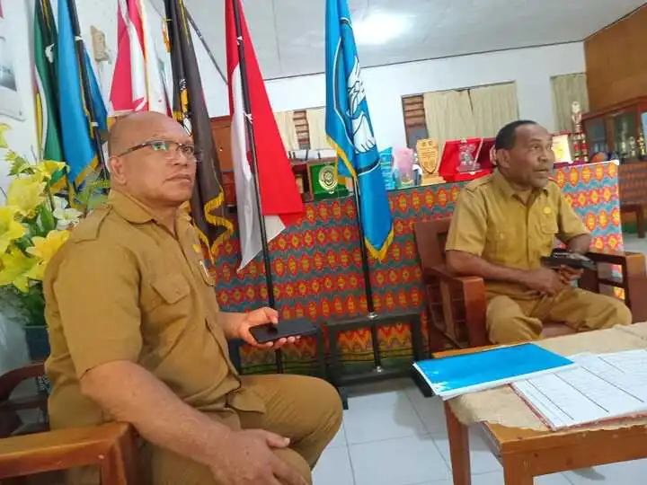 KETERANGAN PERS- Kepala SMK Negeri 6 Kupang, Asa Manason Lahtang,S.Pd,M.Pd didampingi Waka Kesiswaan SMK Negeri 6 Kupang, Valensius Son saat memberi keterangan pers di sekolah itu, Selasa (18/2/2025)