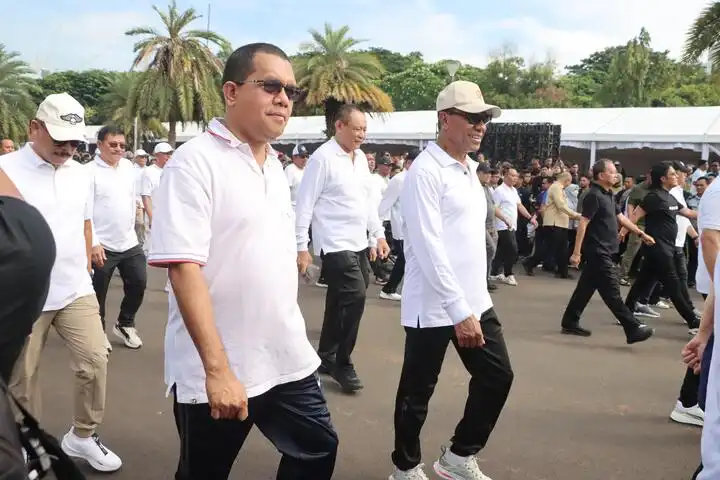 Gubernur NTT Terpilih, Emanuel Melkiades Laka Lena dan Wakil Gubernur NTT Terpilih, Johanis Asadoma (paling depan) saat mengikuti prosesi gladi kotor di Monas Jakarta, Selasa (18/2/2025).