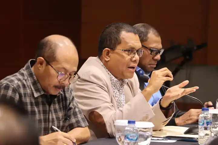 Gubernur NTT Terpilih, Emanuel Melkiades Laka Lena didampingi Wakil Gubernur NTT Terpilih, Johni Asadoma dan Sekda NTT, Kosmas D. Lana saat memimpin rapat koordinasi (Rakor) bersama Bupati/Walikota Terpilih se-NTT di Jakarta, Selasa (18/2/2025).