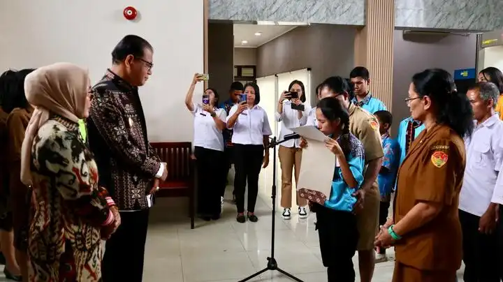 Penjabat Gubernur NTT, Andriko Noto Susanto didampingi istrinya, Ny.Santi Ambarwati saat berpamitan dengan seluru Pimpinan SKPD, para ASN dan tenaga honorer Lingkup Pemprov NTT di Rujab Gubernur NTT, Senin (17/2/2025).