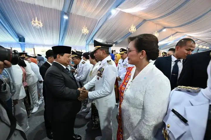 Presiden Prabowo Subianto bersalaman dengan Gubernur dan Wakil Gubernur NTT Periode 2025 - 2030, Emanuel Melkiades Laka Lena - Johni Asadoma termasuk 959 kepala daerah lainnya di Indonesia setelah pelantikan di Istana Negara, Kamis (20/2/2025) (Foto : Dok.Biro Adpim NTT)