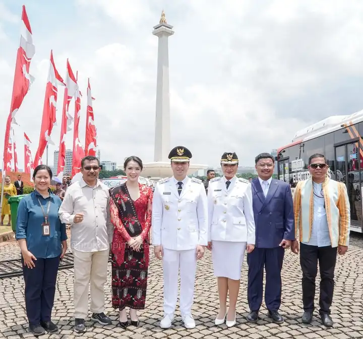 Wali Kota dan Wakil Wali Kota Kupang, Christian Widodo - Serena Francis berpose bersama keluarganya setelah dilantik oleh Presiden Prabowo Subianto di Jakarta, Kamis (20/2/2025). (Foto : Dok.Prokopim Kota Kupang)