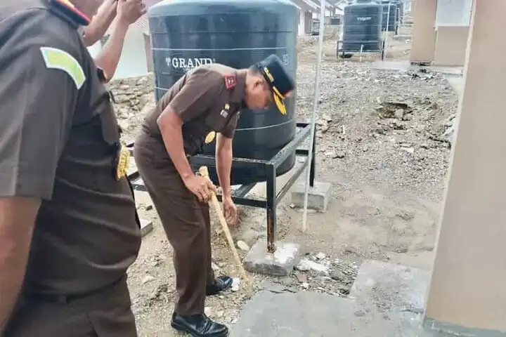 Kajati NTT, Zet Tadung Allo saat melihat langsung Rusus eks Timor Timur di Kabupaten Kupang, Jumat (21/2/2025) (Foto : Dok.Humas Kejati NTT)