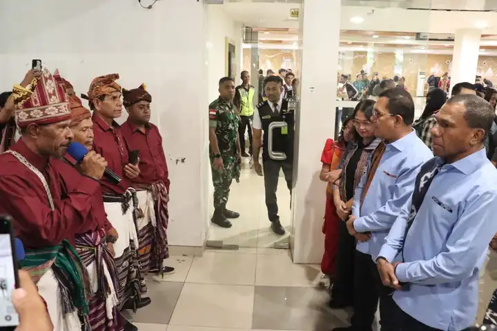 Gubernur dan Wakil Gubernur NTT, Emanuel Melkiades Laka Lena - Johni Asadoma disambut dengan adat Natoni saat tiba di Kupang, Sabtu (1/3/2025)