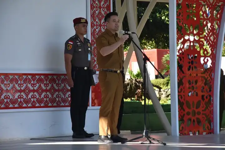 Wali Kota Kupang, dr. Christian Widodo saat memimpin apel perdana di Kota Kupang, Senin (3/3/2025)