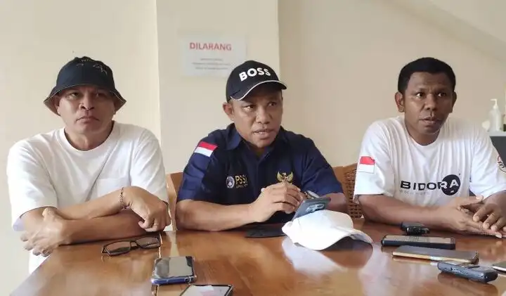 Sekretaris Asprov PSSI NTT, Abdul Muis (tengah) saat memberi keterangan pers di Kupang, Senin (3/3/2025)