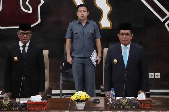 Gubernur NTT, Emanuel Melkiades Laka Lena dan Wakil Gubernur NTT, Johni Asadoma saat menghadiri Rapat Paripurna ke-21 Masa Sidang 2024-2025 DPRD NTT, Senin (3/3/2025)