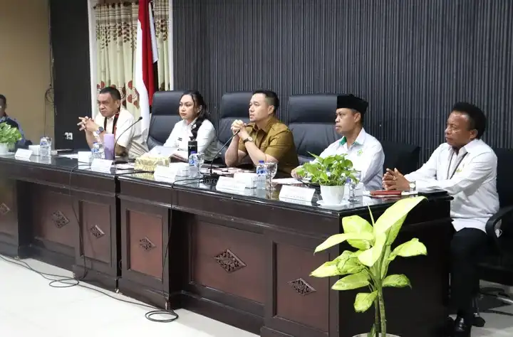 Wali Kota Kupang, dr.Christian Widodo dan Wakil Wali Kota Kupang, Serena C. Francis,S.Sos,M.Sc hadir dalam Rakor Pengendalian Inflasi di Ruang Garuda Lantai II, Kantor Wali Kota Kupang, Selasa (4/3/2025). (Foto : Dok.Prokopim Kota Kpg)