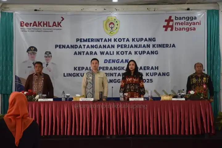Wali Kota Kupang, dr.Christian Widodo dan Wakil Wali Kota Kupang, Serena C. Francis,S.Sos, M.Sc hadir saat penandatangan perjanjian kinerja bersama seluruh perangkat daerah di Kota Kupang, Kamis (6/3/2025)