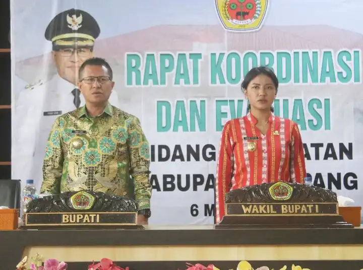 Bupati Kupang, Yosef Lede dan Wakil Bupati Kupang, Aurum Titu Eki saat menghadiri Rakor dan Evaluasi Bidang Kesehatan di Kabupaten Kupang, Kamis (6/3/2025) (Foto : Dok.Prokopim Kab.Kpg)