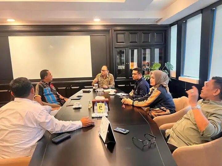 Gubernur NTT, Emanuel Melkiades Laka Lena saat bertemu Menteri Koperasi dan UMKM, Budi Arie Setiadi di Jakarta, Jumat (7/3/2025)
