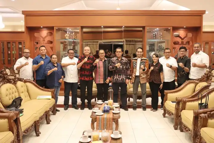 Pose bersama para kepala balai di NTT bersama Gubernur NTT, Melki Laka Lena