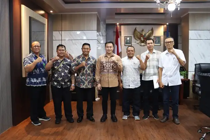 Wali Kota Kupang berpose bersama Panitia Perayaan Nyepi Tahun Caka 1947
