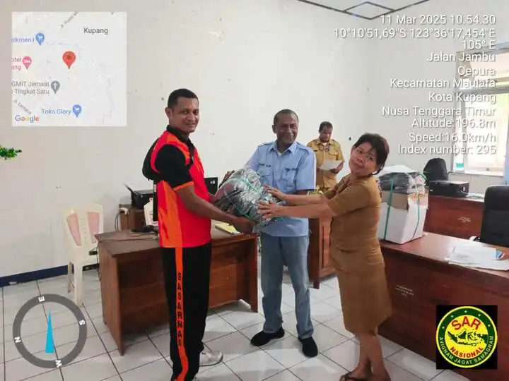 Penyerahan bantuan logistik dari Dinsos NTT ke Kantor Pencarian dan Pertolongan Kelas A Kupang, Selasa (18/3/2025).
