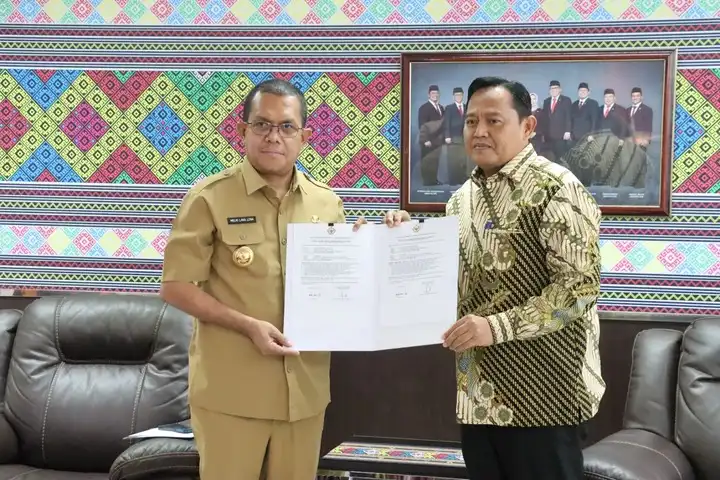 Gubernur Melki serahkan LKTD ke BPK Perwakilan NTT.