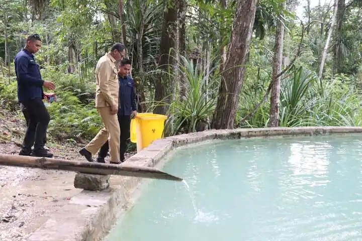 Wakil Gubernur NTT, Johni Asadoma saat meninjau kolam air buatan yang ada di lokasi wisata hutan Oeluan, Desa Bijeli, Kecamatan Noemuti, Kabupaten TTU