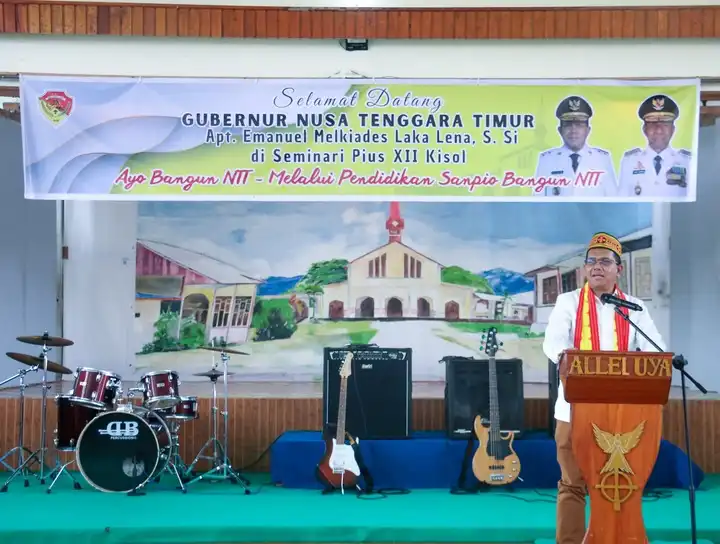 Gubernur NTT, Emanuel Melkiades Laka Lena saat mengunjungi Seminari Pius XII Kisol, Manggarai Timur, Jumat (11/4/2025).