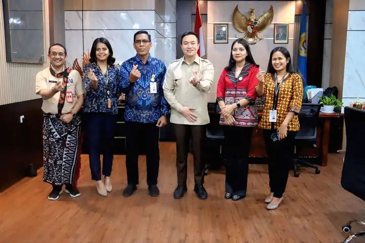 Wali Kota Kupang, dr.Christian Widodo berpose bersama setelah Ibadah Paskah Oikumene di Kota Kupang, Selasa (22/4/2025).
