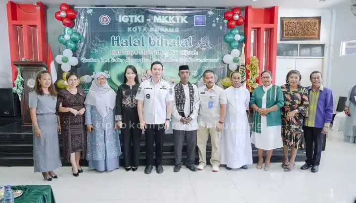 Wali Kota Kupang, dr.Christian Widodo berpose bersama pengurus IGTKI Kota Kupang dan para Tokoh Agama saat menghadiri acara Halal Bihalal IGTKI di Celebes Resto Kota Kupang, Kamis (24/4/2025)