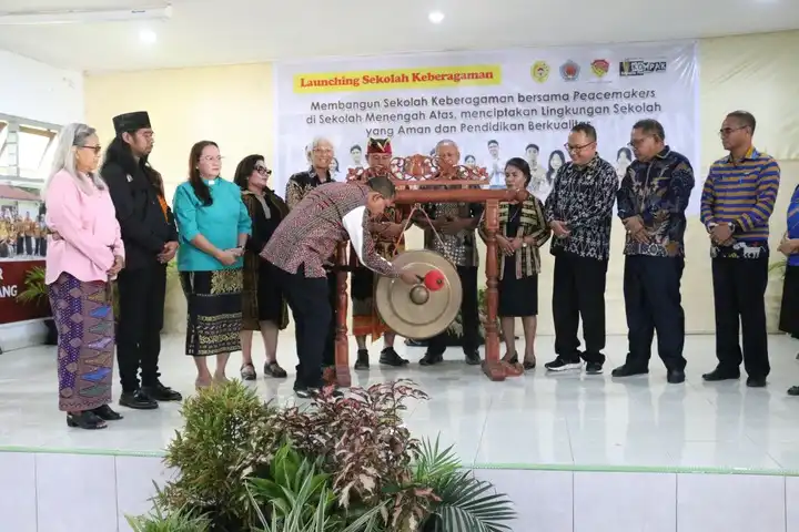 Gubernur NTT, Emanuel Melkiades Laka Lena saat me-launching sekolah keberagaman di SMA Negeri 5 Kupang, Kamis (24/4/2025). (Foto : Dok.Biro Adpim NTT)